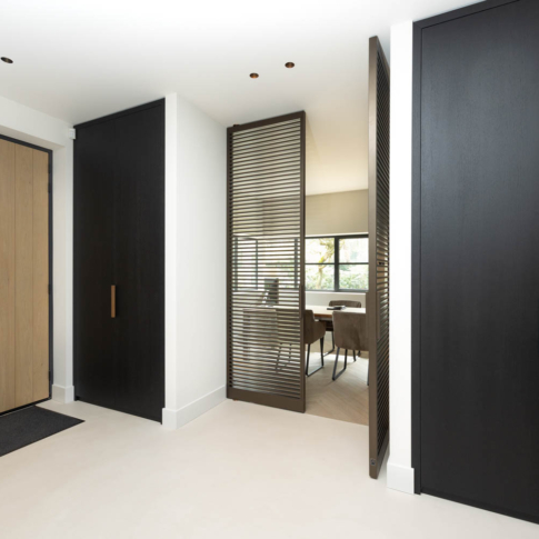 Luxe Anodic Brown stalen taatsdeuren met lamellen en glas, perfect passend in een eigentijds interieur.